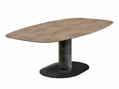 BIG LOW - Oval steel garden table by Varaschin